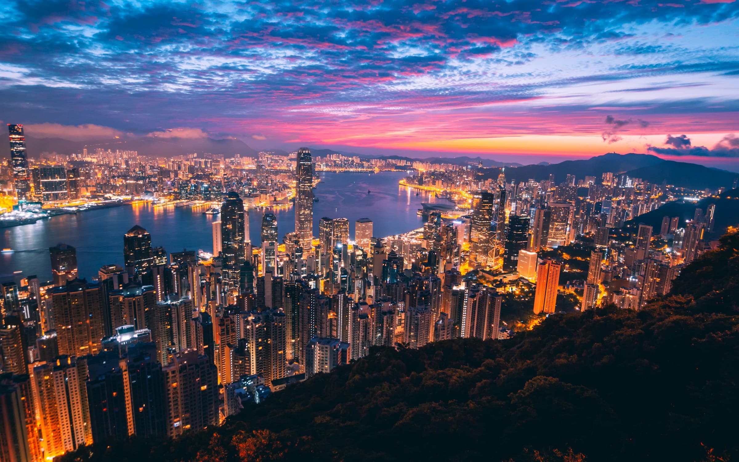 黄昏时分,从山顶俯瞰香港维多利亚港与城市天际线
